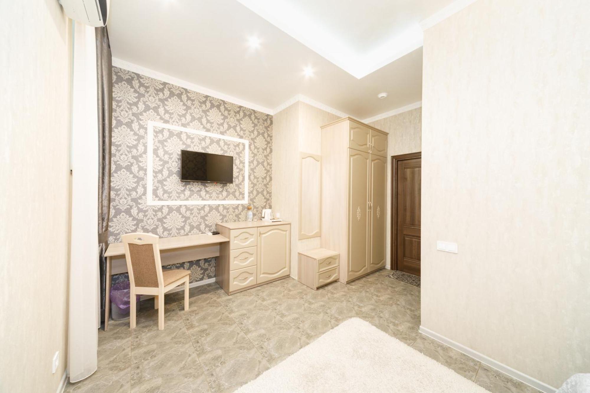 L.O.Y Family Hotel Dnipro Exterior photo