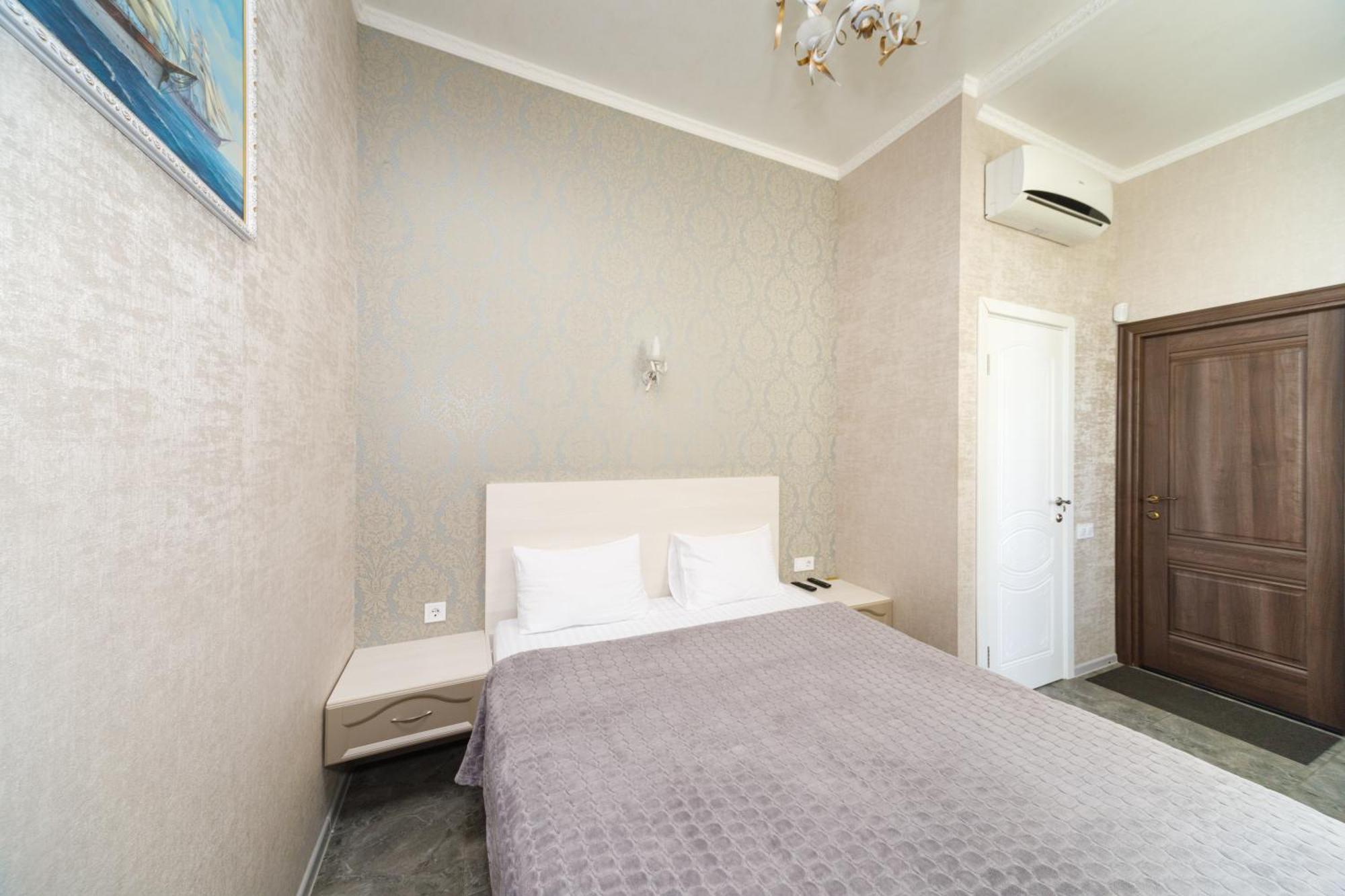 L.O.Y Family Hotel Dnipro Exterior photo